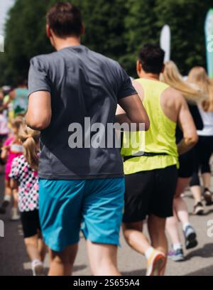 Marathonläufer treffen sich, Sportler starten den Halbmarathon in den Straßen der Stadt, Sportlerinnen in Bewegung, Gruppensportler Stockfoto