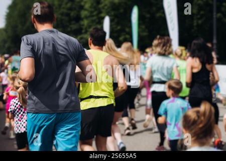 Marathonläufer treffen sich, Sportler starten den Halbmarathon in den Straßen der Stadt, Sportlerinnen in Bewegung, Gruppensportler Stockfoto