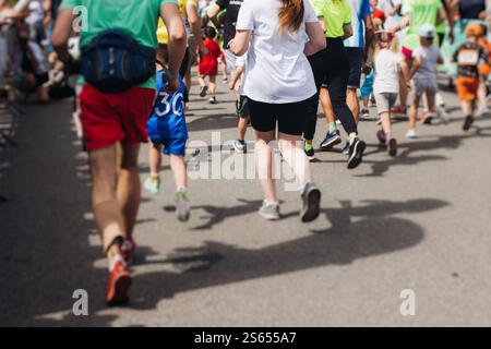 Marathonläufer treffen sich, Sportler starten den Halbmarathon in den Straßen der Stadt, Sportlerinnen in Bewegung, Gruppensportler Stockfoto