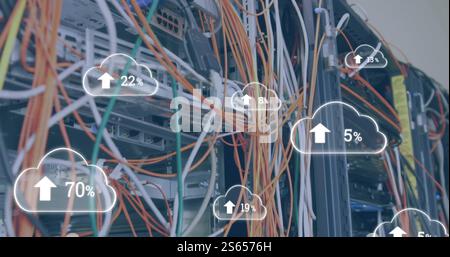 Bild von Cloud-Symbolen mit Prozent, digitale Datenverarbeitung über Computerserver Stockfoto