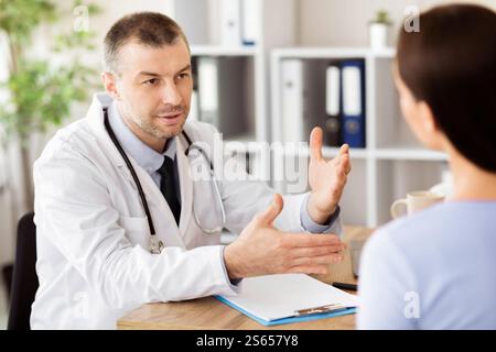 Männlich erfahrenen Arzt im Gespräch mit seinem Patienten Stockfoto