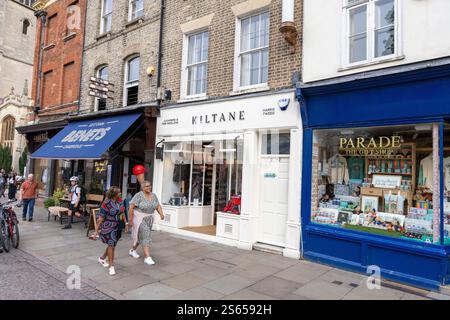 Cambridge England. Benets Café und Coffee Shop in Kings Parade neben Kiltane Fine Wollens and Cashmere Shop und Parade Souvenirshop, England, UK, 2024 Stockfoto