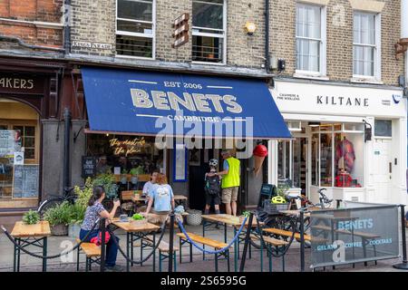 Cambridge England. Benets Café und Coffee Shop in Kings Parade neben Kiltane Fine Wollens and Cashmere Shop, England, UK, 2024 Stockfoto