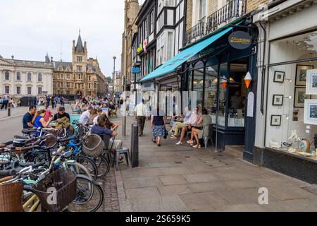 Cambridge Stadtzentrum England, Blick auf die Kings Parade mit Markise im Fitzbillies Café und das historische Gonville und Caius College University of Cambridge Stockfoto