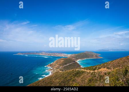 Virgin Gorda, BVI - 22. März 2018: Atemberaubender Blick auf die Soldier Bay entlang der Sound Road auf der Insel Virgin Gorda auf den Britischen Jungferninseln. Stockfoto