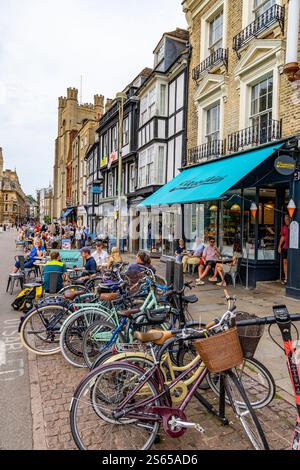 Cambridge England Stadtzentrum, Fitzbillies berühmtes Café für chelsea Buns auf der Kings Parade, mit Fahrrädern, die auf dem Bürgersteig gelagert werden, England, UK, 2024 Stockfoto