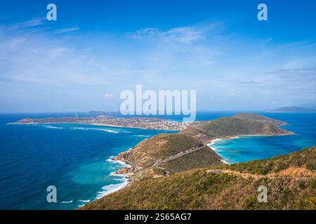 Virgin Gorda, BVI - 22. März 2018: Atemberaubender Blick auf die Soldier Bay entlang der Sound Road auf der Insel Virgin Gorda auf den Britischen Jungferninseln. Stockfoto