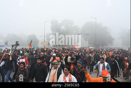 Neu-Delhi, Indien. Januar 2025. NEW DELHI, INDIEN - 15. JANUAR: Unterstützer des BJP-Kandidaten von New Delhi Parvesh Sahib Singh während der Akte seiner Nominierung an der Mansingh Road am 15. Januar 2025 in New Delhi, Indien. (Foto: Sonu Mehta/Hindustan Times/SIPA USA) Credit: SIPA USA/Alamy Live News Stockfoto