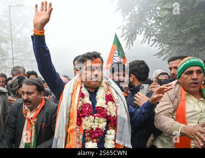 Neu-Delhi, Indien. Januar 2025. NEW DELHI, INDIEN – 15. JANUAR: Parvesh Verma, der BJP-Kandidat aus New Delhi, hielt eine Roadshow ab, bevor er am 15. Januar 2025 seine Nominierung in New Delhi einreichte. (Foto: Ajay Aggarwal/Hindustan Times/SIPA USA) Credit: SIPA USA/Alamy Live News Stockfoto