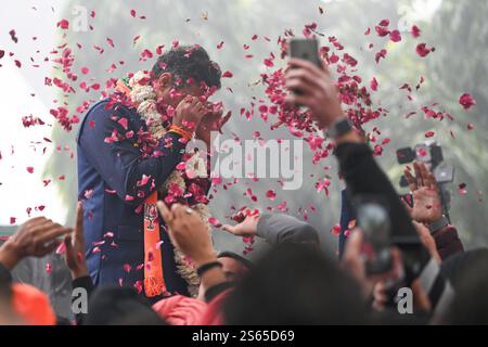 Neu-Delhi, Indien. Januar 2025. NEW DELHI, INDIEN – 15. JANUAR: Parvesh Verma, der BJP-Kandidat aus New Delhi, hielt eine Roadshow ab, bevor er am 15. Januar 2025 seine Nominierung in New Delhi einreichte. (Foto: Ajay Aggarwal/Hindustan Times/SIPA USA) Credit: SIPA USA/Alamy Live News Stockfoto