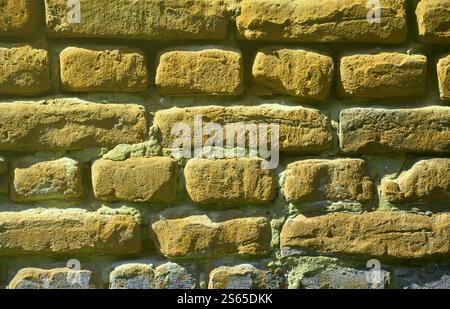 Horizontale wand Textur aus mehreren Zeilen der sehr alten Mauerwerk aus rotem Backstein. Erschüttert und beschädigt Mauer mit geknickte Ecken Stockfoto