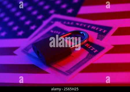 Vorhängeschloss und Sozialversicherungskarte auf der Flagge der Vereinigten Staaten in Nahaufnahme. Identitätsdiebstahl und Identitätsschutzkonzept. Vorhängeschloss und Sozialversicherungskarte an Stockfoto