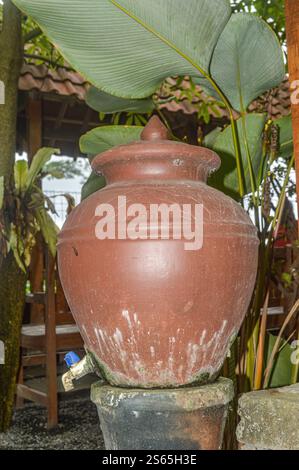 Eine Kanne mit Wasserhahn zum Händewaschen in einem traditionellen javanischen Restaurant Stockfoto