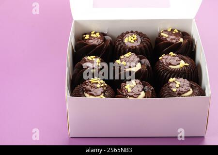 Schokoladenkuchen mit Frischkäse und geschmolzener Schokolade Stockfoto