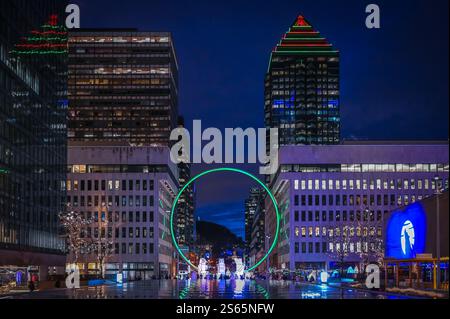 Die Ringskulptur mit beleuchteten Eisbären in der Innenstadt von Montreal bei Nacht Stockfoto