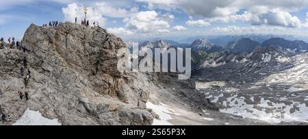 Touristen stellen sich an den Gipfel der Zugspitze, Gipfel mit goldenem Gipfelkreuz, Übertourismus, Wettersteinkette, Bayern, Deutschland, Europa Stockfoto