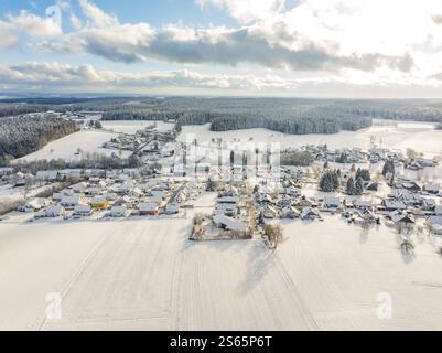 Schneebedeckte Landschaft mit einem Dorf umgeben von Feldern und Wäldern, Oberreichenbach, Schwarzwald, Bezirk Calw, Deutschland, Europa Stockfoto