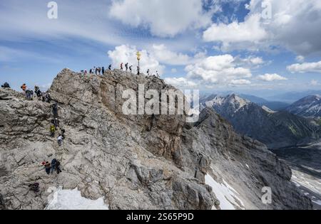 Touristen stellen sich an den Gipfel der Zugspitze, Gipfel mit goldenem Gipfelkreuz, Übertourismus, Wettersteinkette, Bayern, Deutschland, Europa Stockfoto