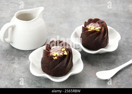 Schokoladenkuchen mit Frischkäse und geschmolzener Schokolade Stockfoto