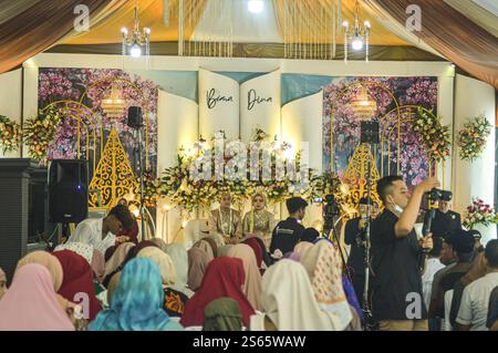 Die geschäftige Atmosphäre einer traditionellen javanischen Hochzeit in Tulungagung, Indonesien, 2. Juli 2023. Stockfoto