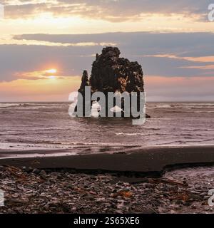 Der trinkende Elefant oder Nashorn, Basaltstapel Hvitserkur entlang der Ostküste der Halbinsel Vatnsnes im Nordwesten Islands. Fantastischer Rock Stockfoto