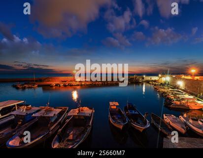 Abenddämmerung in Gallipoli, Provinz Lecce, Apulien, Süditalien. Blick von den Mauern der Angevine-aragonesischen mittelalterlichen Burgfestung Stockfoto