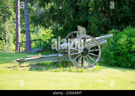 76 K 02 Divisionsgewehr, das im Winterkrieg (1939–40) von der finnischen Armee in Perniö verwendet wurde, außerhalb des Perniö Museums. Salo, Finnland. August 2020. Stockfoto