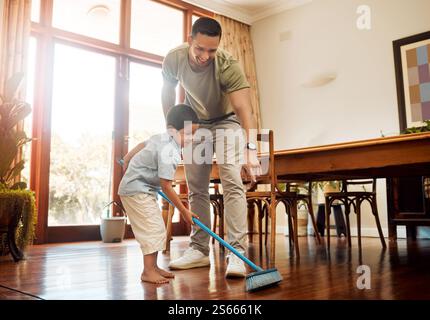 Reinigung, Vater und Kind helfen bei der Reinigung zu Hause für Hausaufgaben, Entwicklung und Lernverantwortung. Menschen, Hausaufgaben und Stockwerk Stockfoto