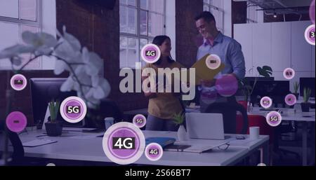 Bild eines Netzwerks aus 5g-Text und Symbolen über verschiedene Geschäftsleute im Büro Stockfoto