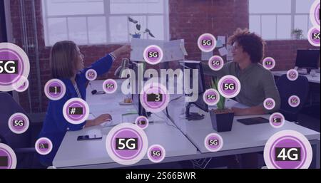 Bild eines Netzwerks aus 5g-Text und Symbolen über verschiedene Geschäftsleute im Büro Stockfoto