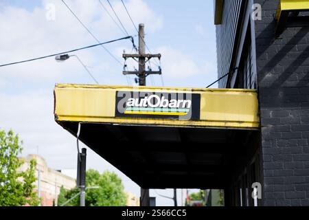 Autobarn Autohersteller Logo auf der Markise über dem Eingang zu einem ihrer Geschäfte Stockfoto
