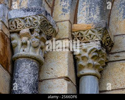 Hauptstadt der Westfassade, 12. Jahrhundert, Basilika San Martiño de Mondoñedo, Montoñedo, Lugo, Galicien, Spanien Stockfoto