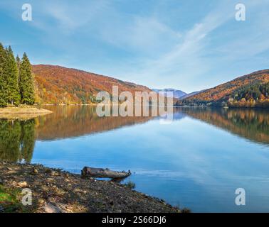 Vilshany Wasserreservoir am Tereblja Fluss, Transkarpatien, Ukraine. Malerischer See mit Wolkenspiegelung. Wunderschöner Herbsttag in Karpaten Stockfoto