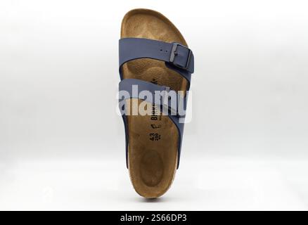 Paar marineblaue Birkenstock Arizona Sandalen mit Korksohlen isoliert auf weißem Hintergrund. Stockfoto