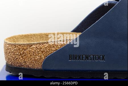 Paar marineblaue Birkenstock Arizona Sandalen mit Korksohlen isoliert auf weißem Hintergrund. Stockfoto