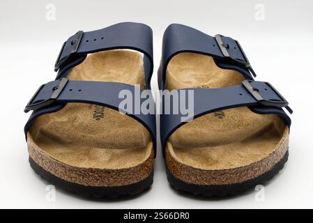 Paar marineblaue Birkenstock Arizona Sandalen mit Korksohlen isoliert auf weißem Hintergrund. Stockfoto