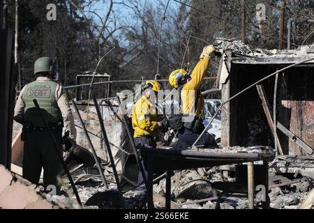 (250116) -- LOS ANGELES, 16. Januar 2025 (Xinhua) -- Feuerwehrmänner durchsuchen durch Waldbrände beschädigte Strukturen in Altadena, Kalifornien, USA, 15. Januar 2025. Die Feuerwehrleute bekämpfen am Mittwoch in Südkalifornien mehrere große Waldbrände, da Teile der Region auf extrem kritische Brandbedingungen vorbereitet sind, die durch eine neue Runde gefährlicher Santa Ana-Winde verursacht werden. Heftige Waldbrände in Los Angeles haben mindestens 25 Menschen getötet und mehr als 12.300 Gebäude zerstört. Die örtlichen Behörden bestätigten, dass noch immer mindestens 26 Personen aufgrund der anhaltenden Waldbrände vermisst wurden. ( Stockfoto