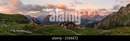 Panorama der Schweizer alpen in hoher Höhe mit Berghütten für Trekker mit Hintergrund der Gipfel Eiger, Mönch und Jungfrau im goldenen Sonnenuntergang Ho Stockfoto