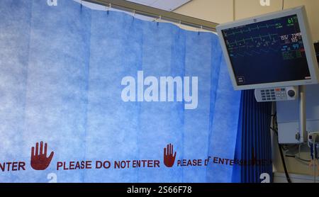 Aktenfoto vom 18/01/23 einer Patientenkabine auf einer NHS-Krankenhausstation in England. Patienten sterben in Korridoren und bleiben manchmal stundenlang unentdeckt, während kranke Menschen sich selbst beschmutzen müssen, so ein verdammender Bericht über den Zustand des NHS. Das Royal College of Nursing (RCN) veröffentlichte neue Erkenntnisse über das, was in Englands Krankenhäusern vor sich geht, da die Mitarbeiter versuchen, die Anzahl der pflegebedürftigen Menschen zu verwalten. Ausgabedatum: Donnerstag, 16. Januar 2025. Stockfoto