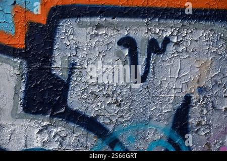 Fragment einer alten farbigen Graffiti-Zeichnung an der Wand. Hintergrundbild als Illustration von Street Art, Vandalismus und Wandmalerei mit Aerosol Stockfoto