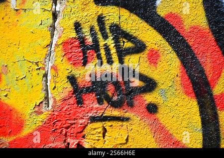 Fragment einer alten farbigen Graffiti-Zeichnung an der Wand. Hintergrundbild als Illustration von Street Art, Vandalismus und Wandmalerei mit Aerosol Stockfoto