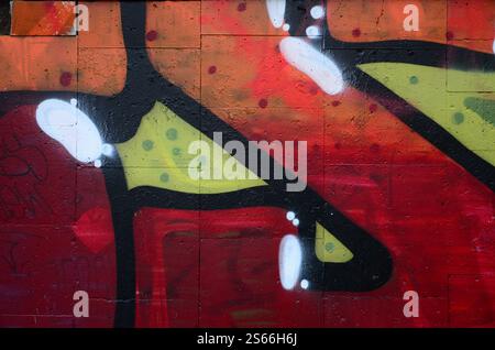 Ein Fragment von Graffiti Zeichnung mit Konturen, angewandt auf die Wand mit Hilfe von Dosen mit Aerosol Farben über den farbigen Füllen von Bereichen. Backgroun Stockfoto