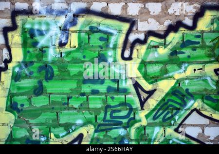 Fragment einer alten farbigen Graffiti-Zeichnung an der Wand. Hintergrundbild als Illustration von Street Art, Vandalismus und Wandmalerei mit Aerosol Stockfoto