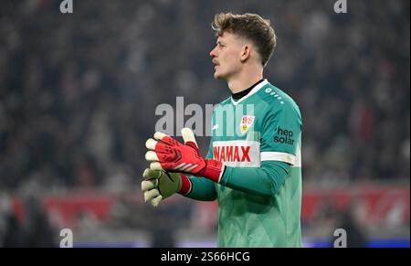 Torwart Alexander Nuebel VfB Stuttgart (33) mit Ball VfB Stuttgart vs. RB Leipzig RBL 15.01.2025 DFL-VORSCHRIFTEN VERBIETEN JEDE VERWENDUNG VON FOTOGRAFIEN ALS BILDSEQUENZEN UND/ODER QUASI-VIDEO Stockfoto