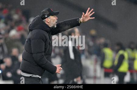 Trainer Marco Rose RasenBallsport RB Leipzig RBL am Spielfeldrand Gestik Geste VFB STUTTGART VS. RB LEIPZIG RBL 15.01.2025 DFL-VORSCHRIFTEN VERBIETEN JEDE VERWENDUNG VON FOTOGRAFIEN ALS BILDSEQUENZEN UND/ODER QUASI-VIDEO Stockfoto