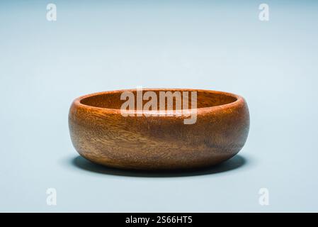 Vorderansicht der hölzernen Snackschale auf blauem Hintergrund Stockfoto