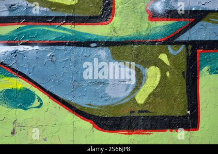 Fragment einer alten farbigen Graffiti-Zeichnung an der Wand. Hintergrundbild als Illustration von Street Art, Vandalismus und Wandmalerei mit Aerosol Stockfoto