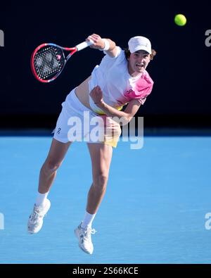 Melbourne, Australien. Januar 2025. JOAO FONSECA aus Brasilien in der 1573 Arena gegen LORENZO SONEGO aus Italien in einem Spiel der 2. Runde der Women's Singles am 5. Tag der Australian Open 2025 in Melbourne, Australien. Sydney Low/Cal Sport Media/Alamy Live News Stockfoto