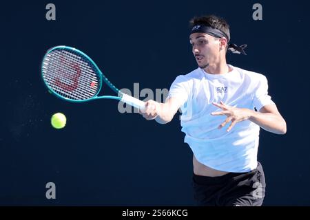 Melbourne, Australien. Januar 2025. LORENZO SONEGO aus Italien im Kampf gegen JOAO FONSECA aus Brasilien in der 1573 Arena in einem Spiel der 2. Runde der Women's Singles am 5. Tag der Australian Open 2025 in Melbourne, Australien. Sydney Low/Cal Sport Media/Alamy Live News Stockfoto