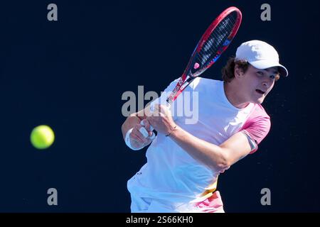 Melbourne, Australien. Januar 2025. JOAO FONSECA aus Brasilien in der 1573 Arena gegen LORENZO SONEGO aus Italien in einem Spiel der 2. Runde der Women's Singles am 5. Tag der Australian Open 2025 in Melbourne, Australien. Sydney Low/Cal Sport Media/Alamy Live News Stockfoto
